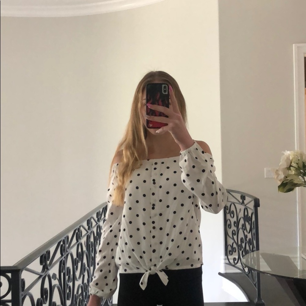 BNWOT Abercrombie off the shoulder shirt 🖤🤍